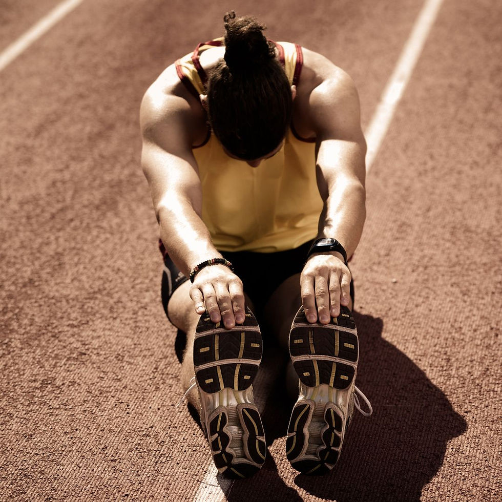 mujer estirando antes de entrenar