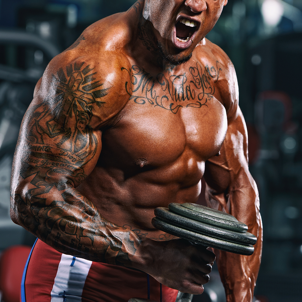 hombre musculoso entrenando en el gimnasio