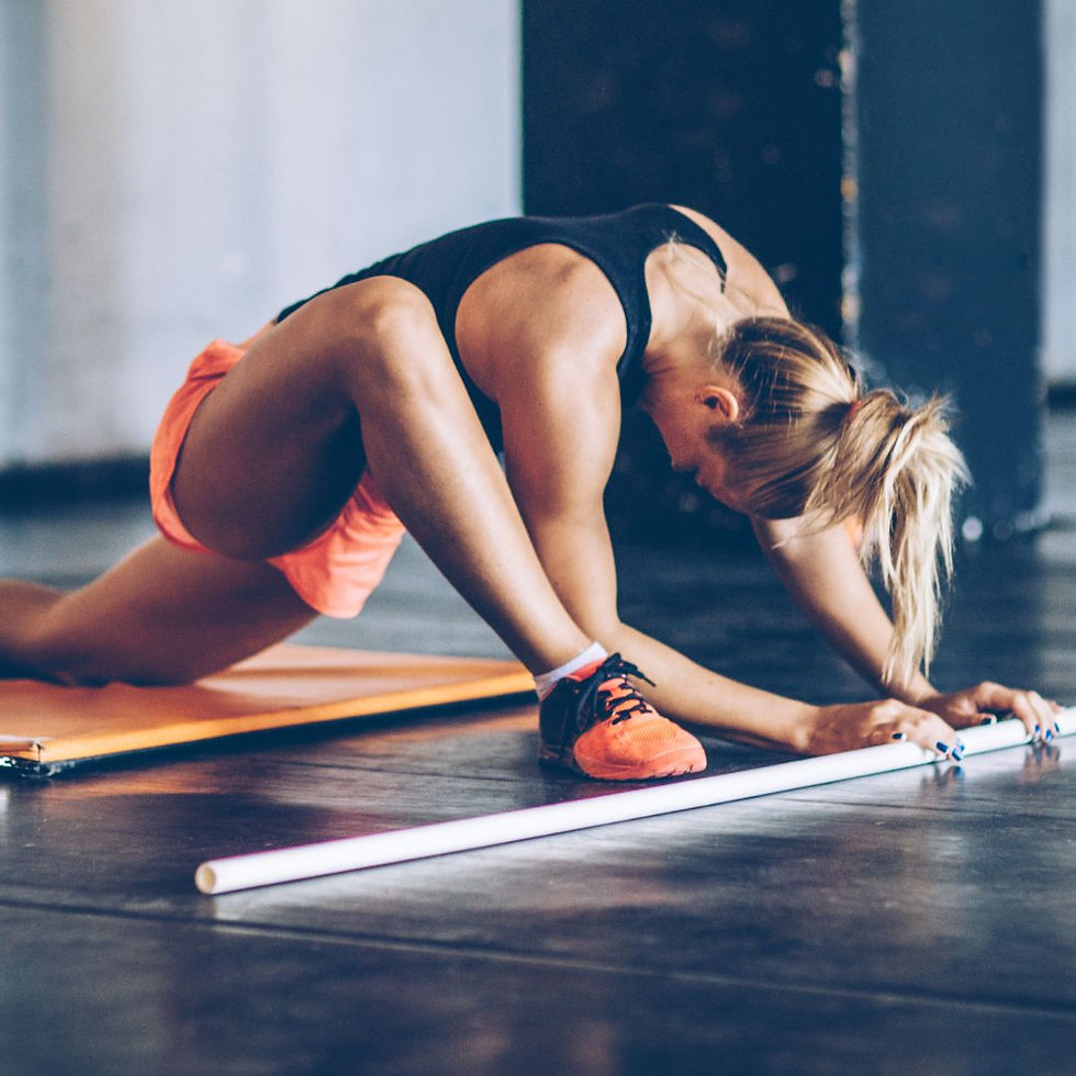 mujer estirando antes de entrenar