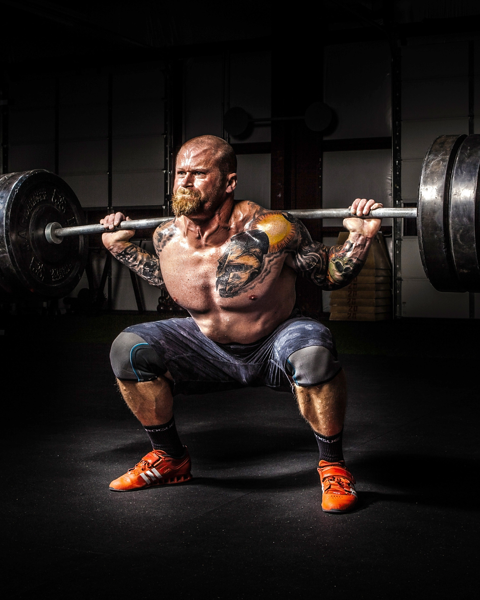 hombre cargando mucho peso