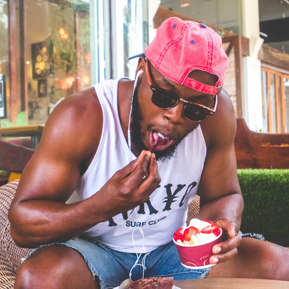 persona comiendo un helado