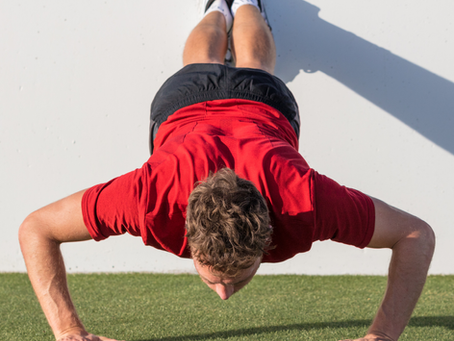 hombre realizando push ups