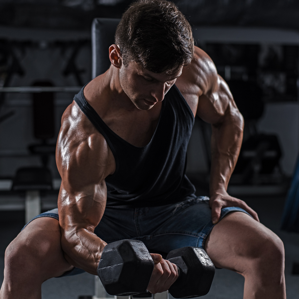 hombre entrenando biceps