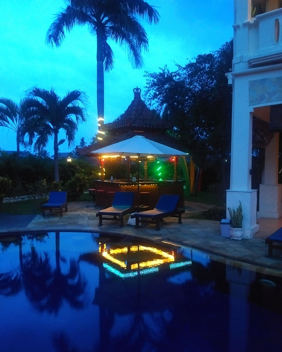 Poolbar by night