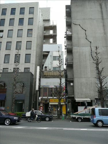 ビルの狭間
