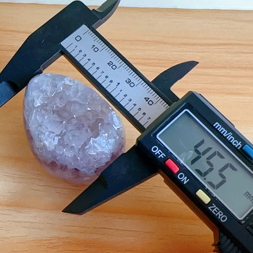 用卡尺測量迷你水晶恐龍蛋的高度