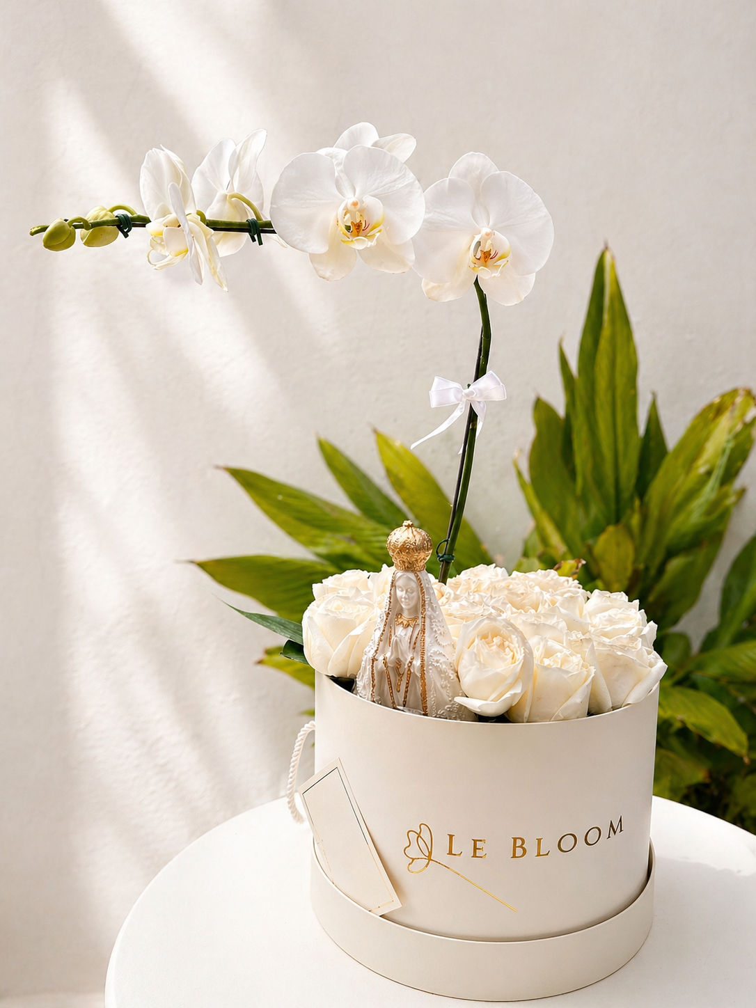 Box Nossa Senhora com Orquídea e Rosas Brancas - Perola M