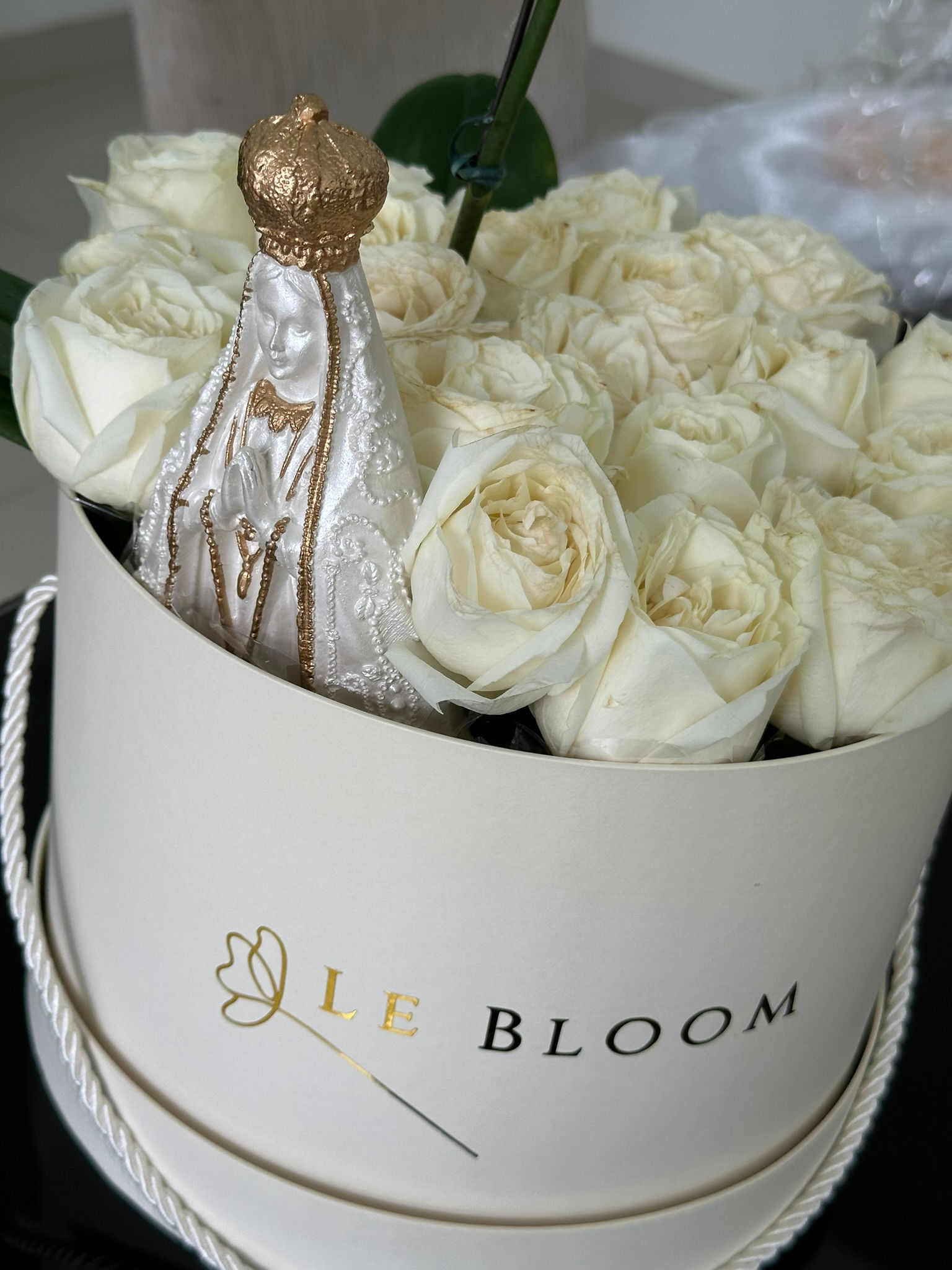 Box Nossa Senhora com Orquídea e Rosas Brancas - Perola M