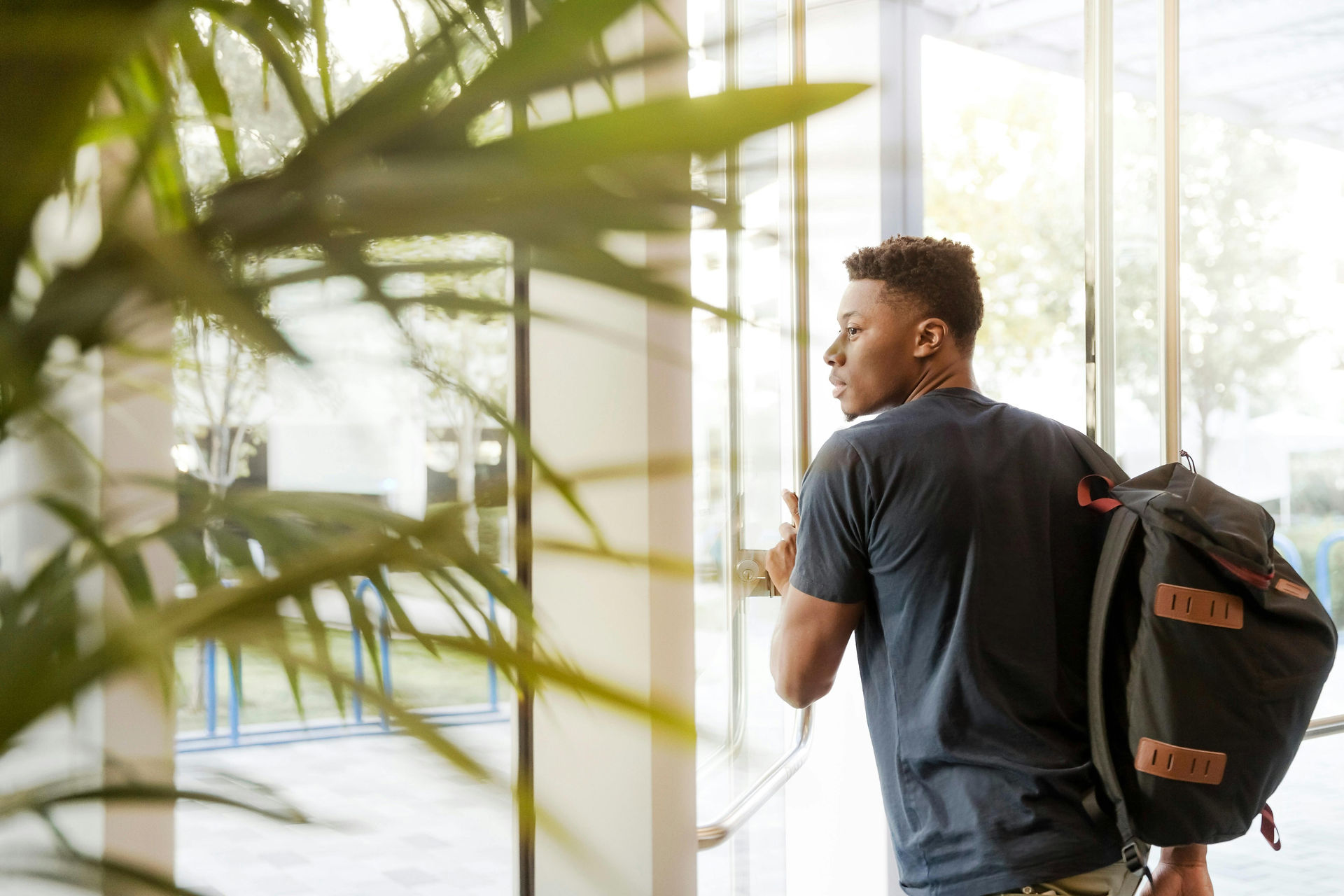 Estudante com uma mochila nas costas.