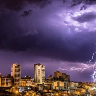 Raios de uma tempestade caindo sobre a cidade.