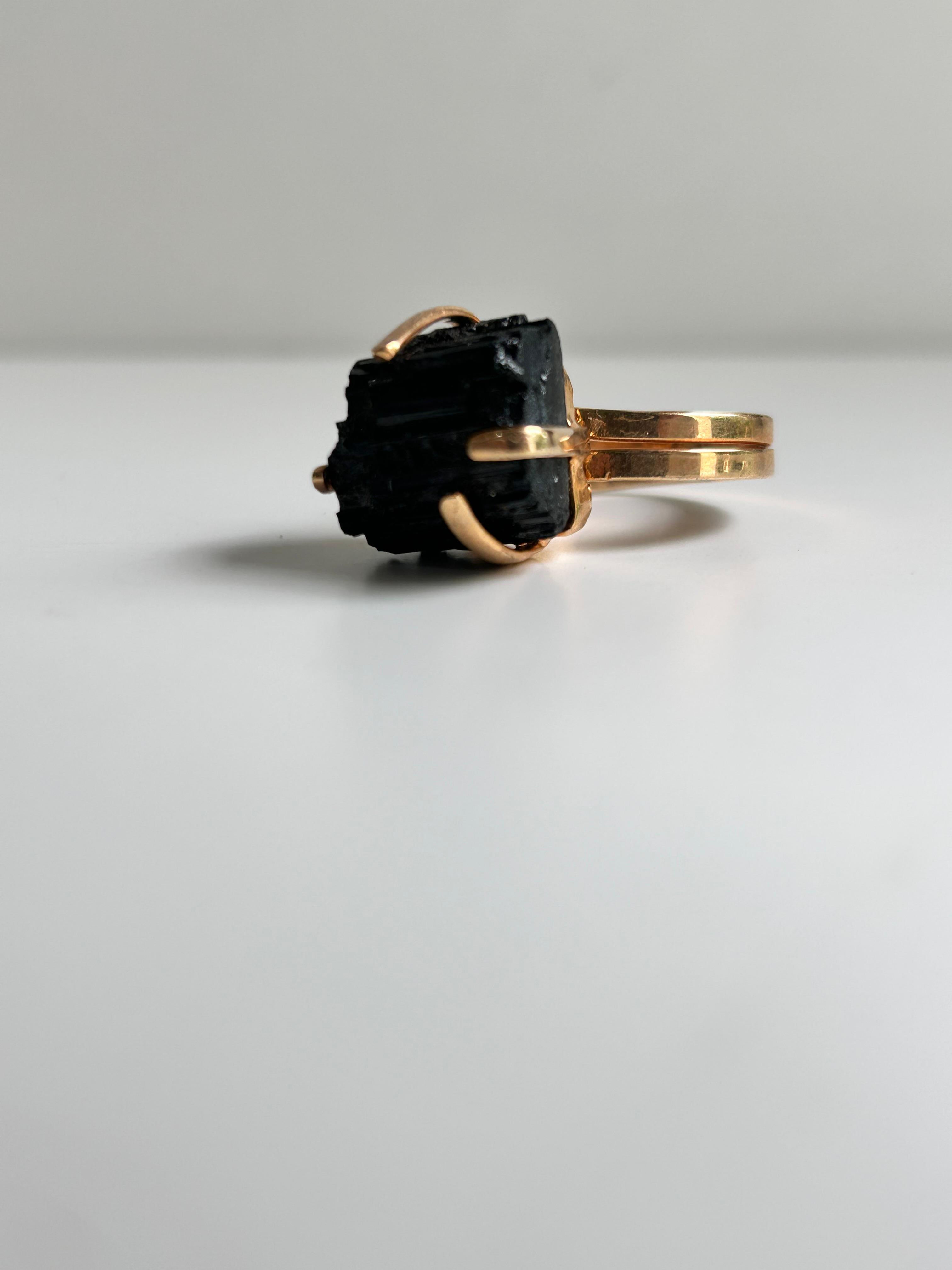 Anel de Turmalina Negra com garra Folheado