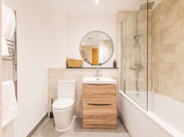 A modern city centre apartment bathroom