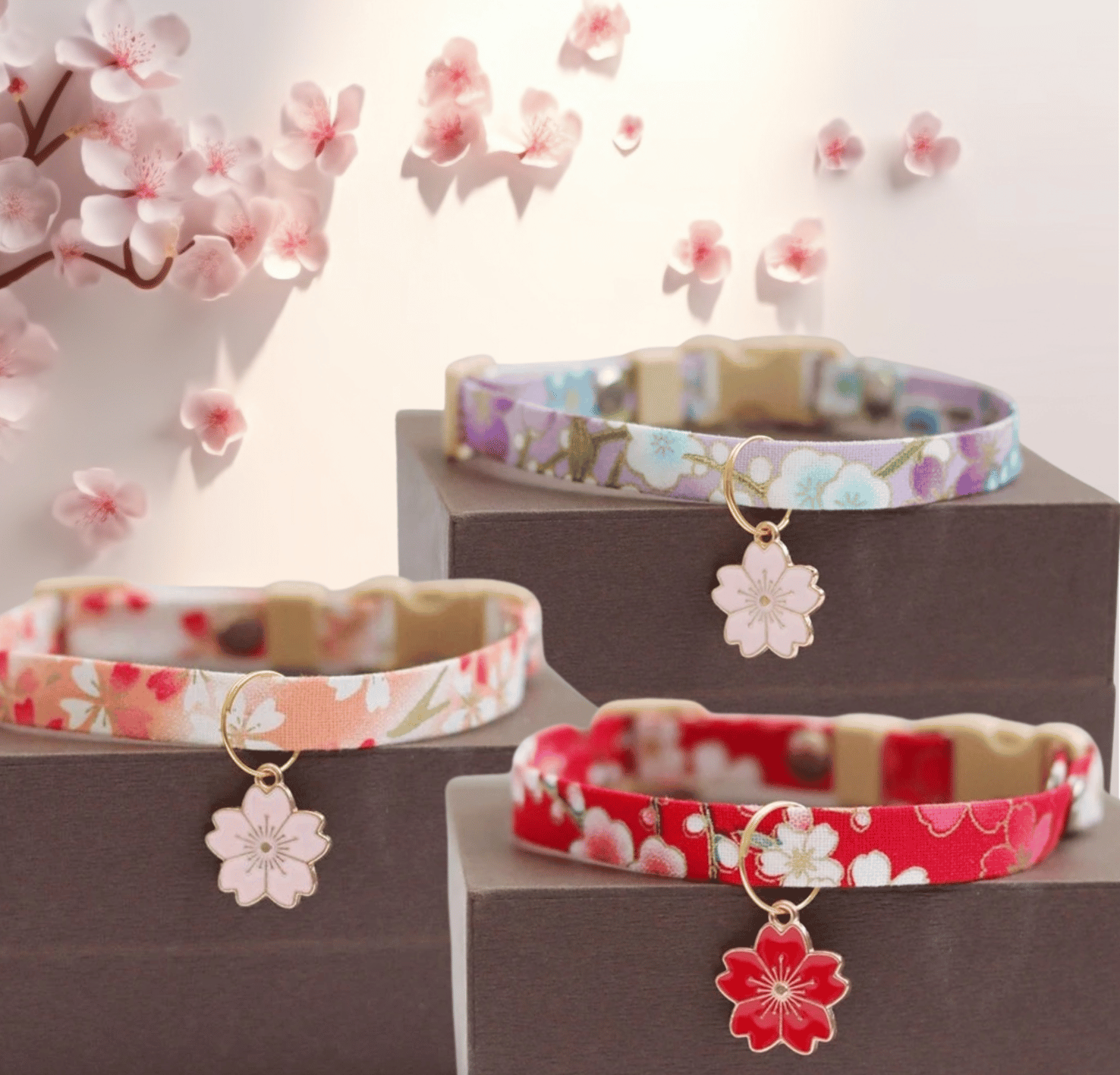 Choix entre 3 couleurs de colliers pour chat avec tissu japonais et pendentif fleur de cerisier