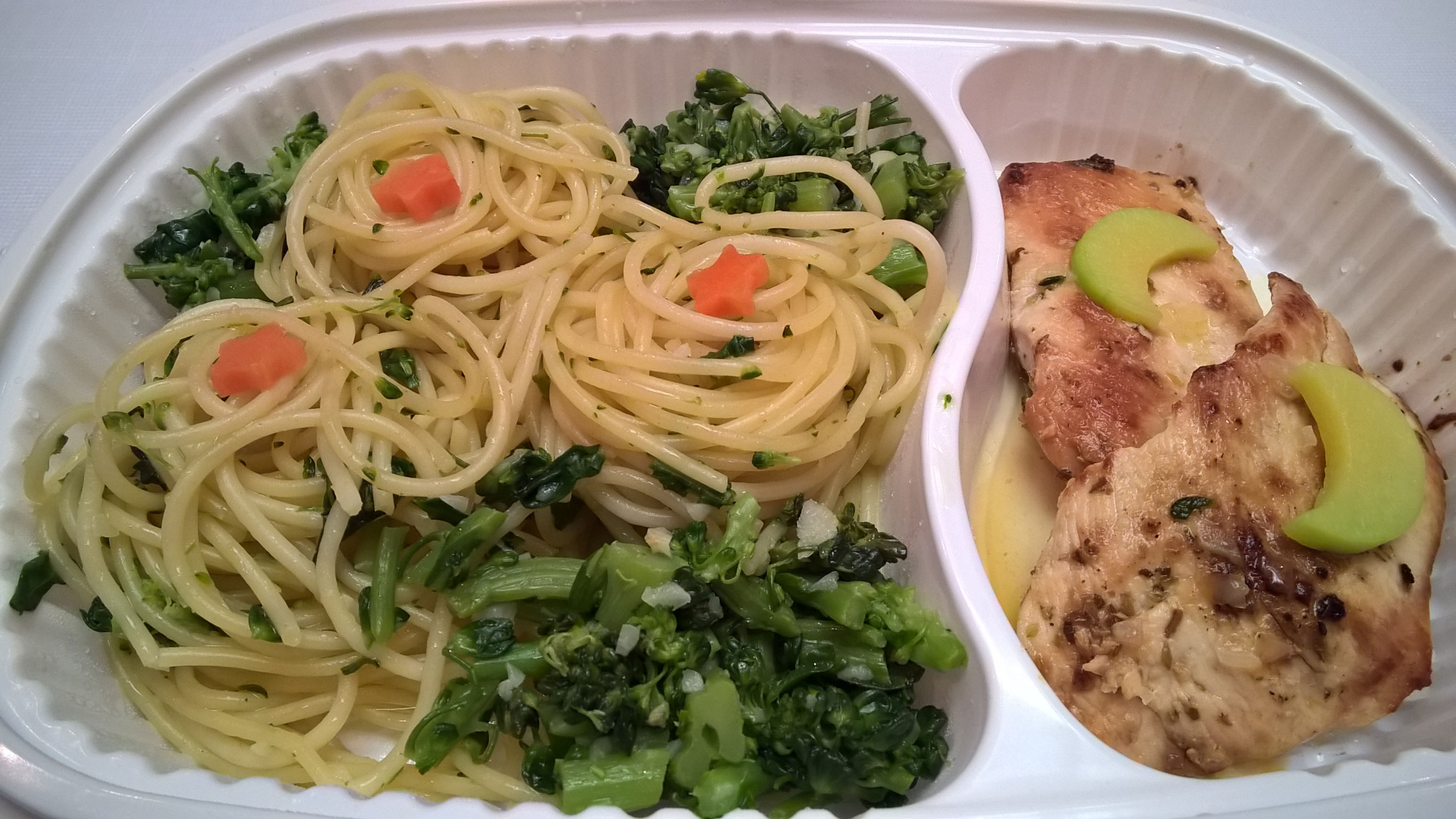 Franguinho grelhado e espaguete com brócolis