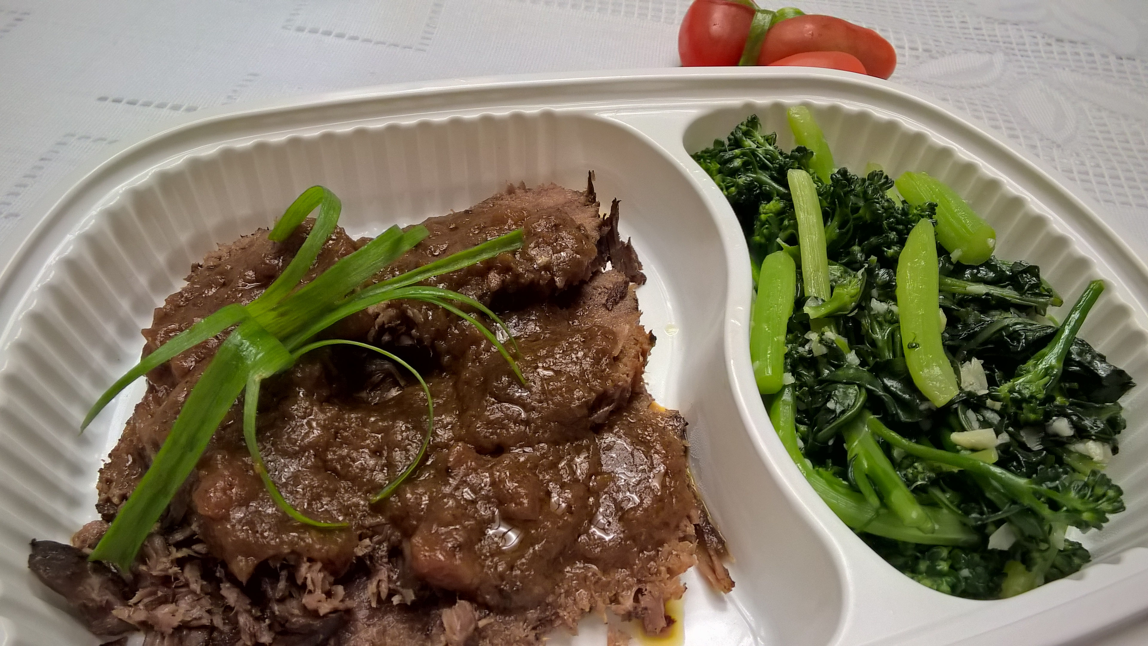 Carne assada ao molho roty com brócolis ao alho