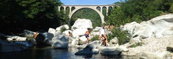570285d942d18-les-gorges-du-gardon-randonnee-les-pieds-dans-l-eau-et-baignades
