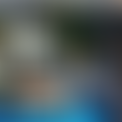 girl seating on couch with Marylin Monroe painting in black and white behind her