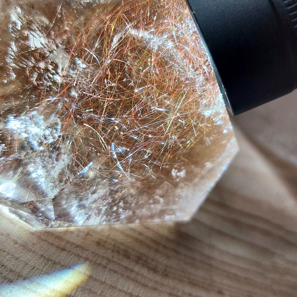 Miniature : Quartz fumé avec inclusions de rutile rouge