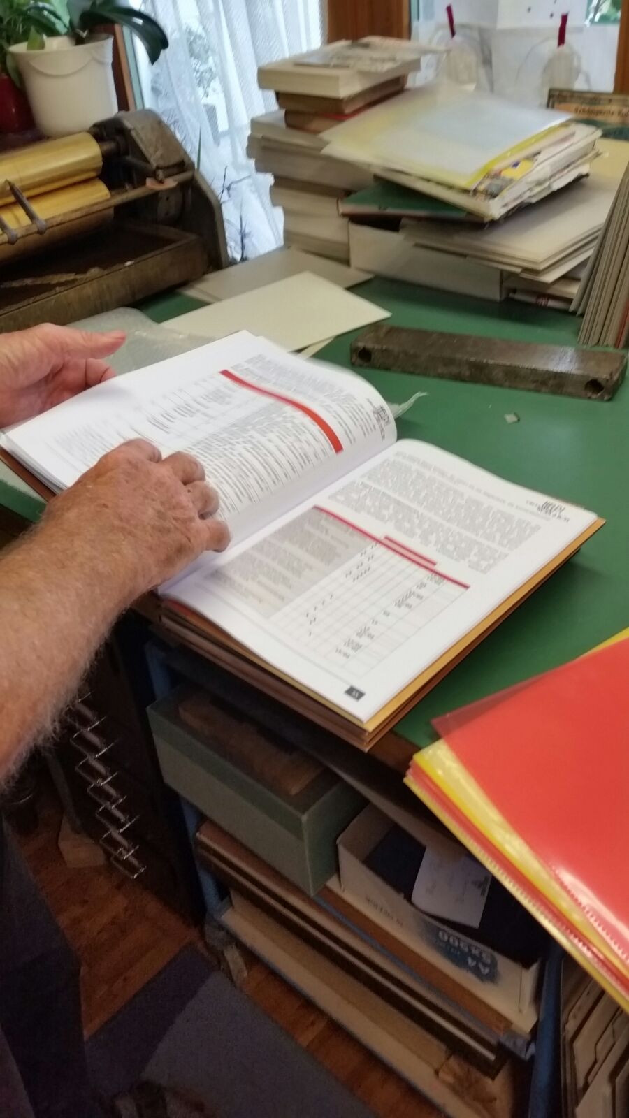 Buchbinder zeit das fertig gebundene Buch