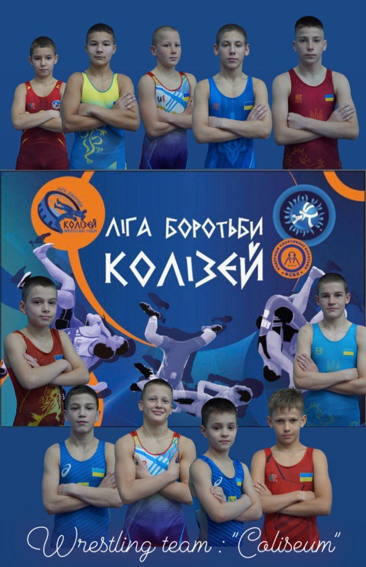 Команда Ліги на тлі банера