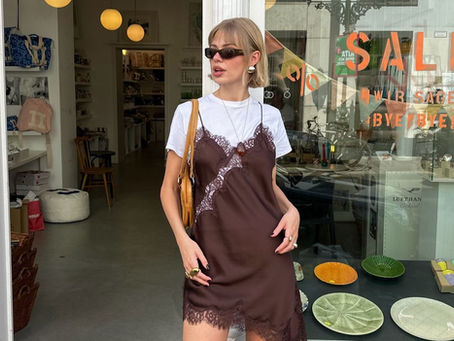 O "Pijamismo" de luxo: como usar calças de listras leves e conjuntos de seda com muita elegância