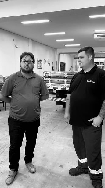 Imagem em preto e branco de colaboradores durante atividade técnica