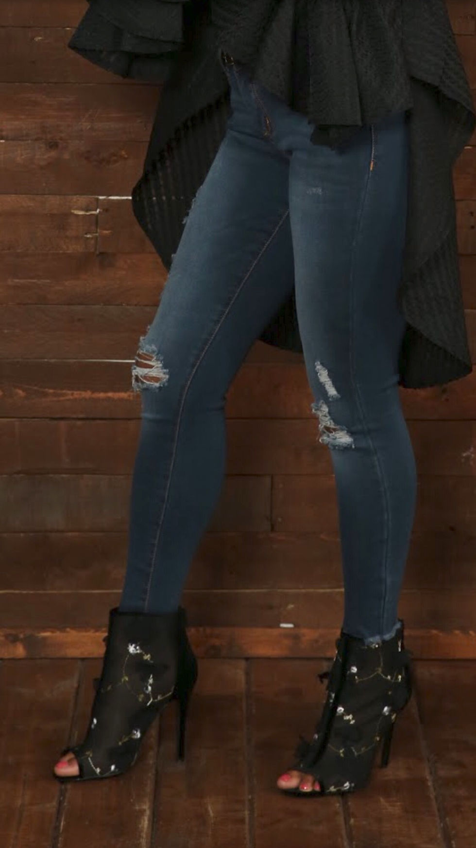 Thumbnail: Curvy Lady Ripped Jeans