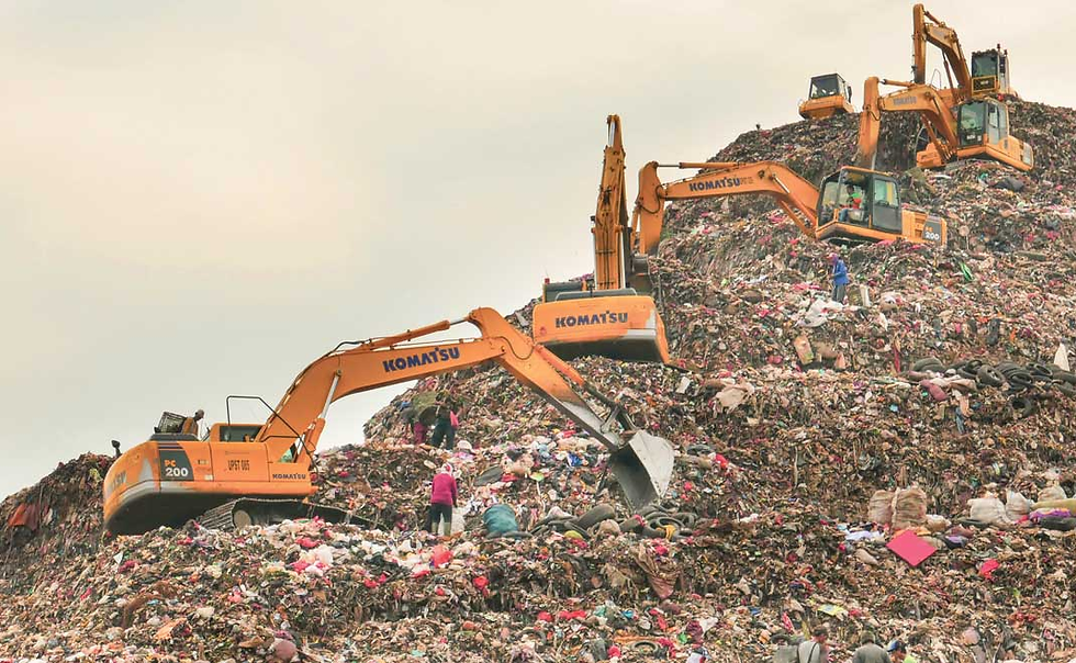 Gunung sampah di Bantargebang. (Foto: Forest Digest)