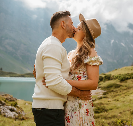 Couple kissing in a photoshoot in Engelberg