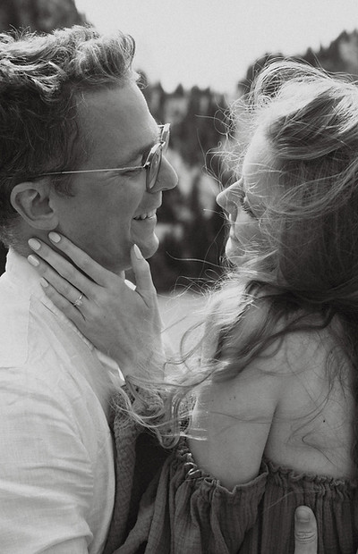 Couples kissing in a photoshoot in the mountains in Switzerland