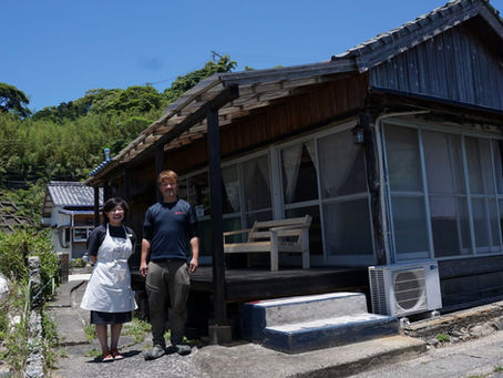 店の前で師匠と