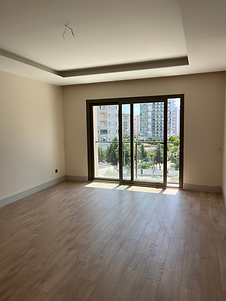 mersin yenişehir apartman iç tasarımı boş oda ve balkon kapısı