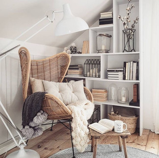 oturma odası, sepet koltuk ve kitaplık