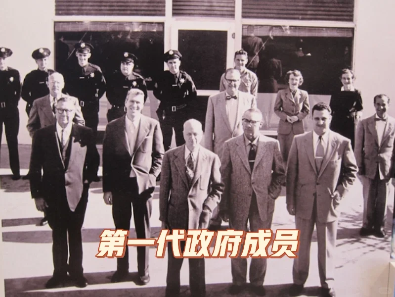 Los Altos的第一代政府成员