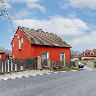 Pohled na dům z ulice