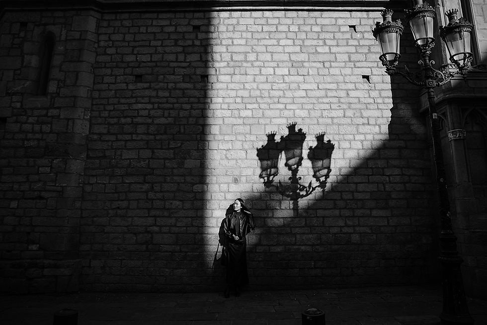 Solo travelers must to do in barcelona. Photo session in EL BORN barrio with shuffydid