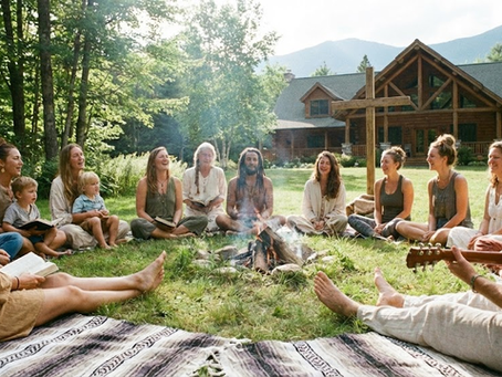 pessoas cristãs reunidas em uma atividade em um retiro espiritual ou acampamento