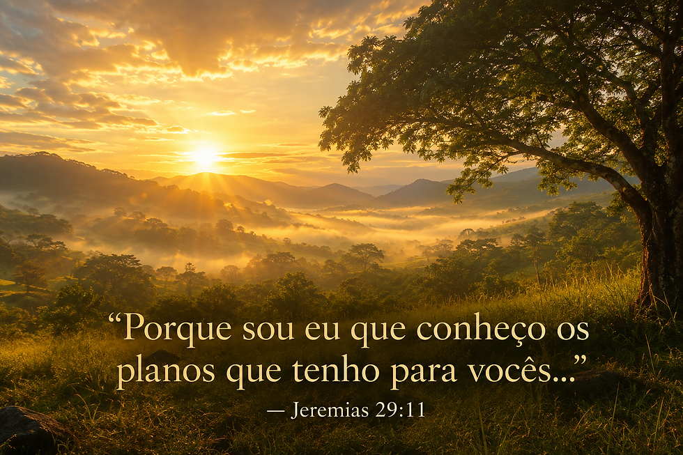 Paisagem ao amanhecer com sol sobre montanhas e neblina, árvore à direita e versículo: Porque sou eu... — Jeremias 29:11