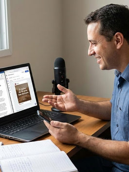 homem transformando conteúdo em post do instagram