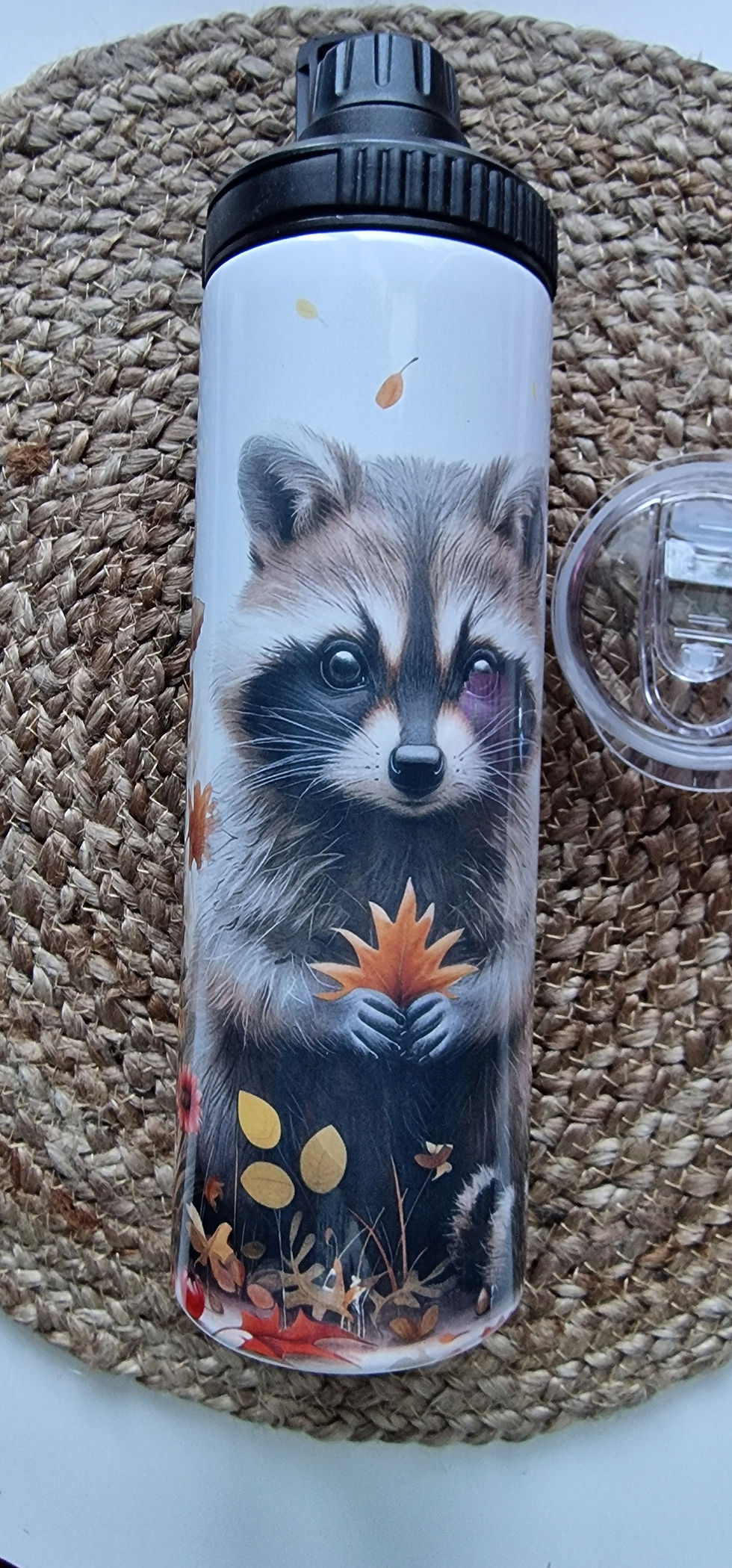 Eine Edelstahlflasche mit einem Waschbär Motiv