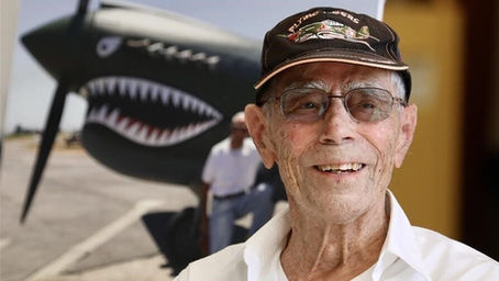 Con 100 años el piloto más longevo del mundo sigue volando todas las semanas