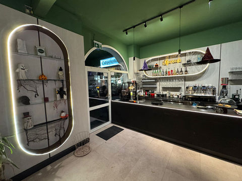 Interior eines charmanten Cafés mit Theke, Flaschen, Vitrine, crêperie wien penzing.