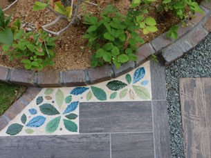 暮らしに寄り添う小さな花壇〜手入れしやすいサイズと素材選びのポイント〜