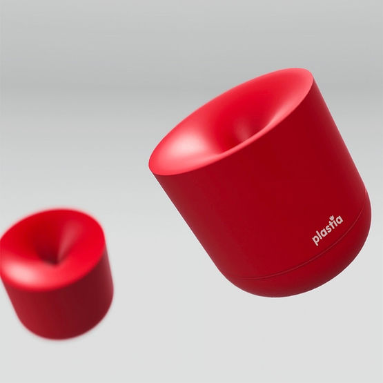 La trappola per insetti Plastia coniuga design moderno e funzionalità. La forma discreta, le linee pulite e la tonalità rossa garantiscono una protezione efficace contro gli insetti.