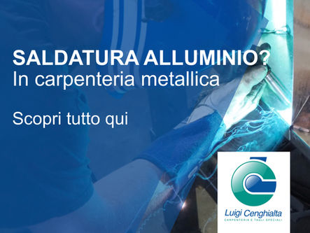 Operaio in carpenteria metallica salda un telaio in alluminio con tecnologia MIG.