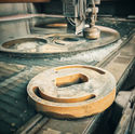Una lamiera di spessore 35mm in ferro, l'acciaio al carbonio, è stata taglio dal waterjet, con precisione millimetrica, solo lo 0,4 di sconstamento, utile per l'industria dei macchinari industriali.