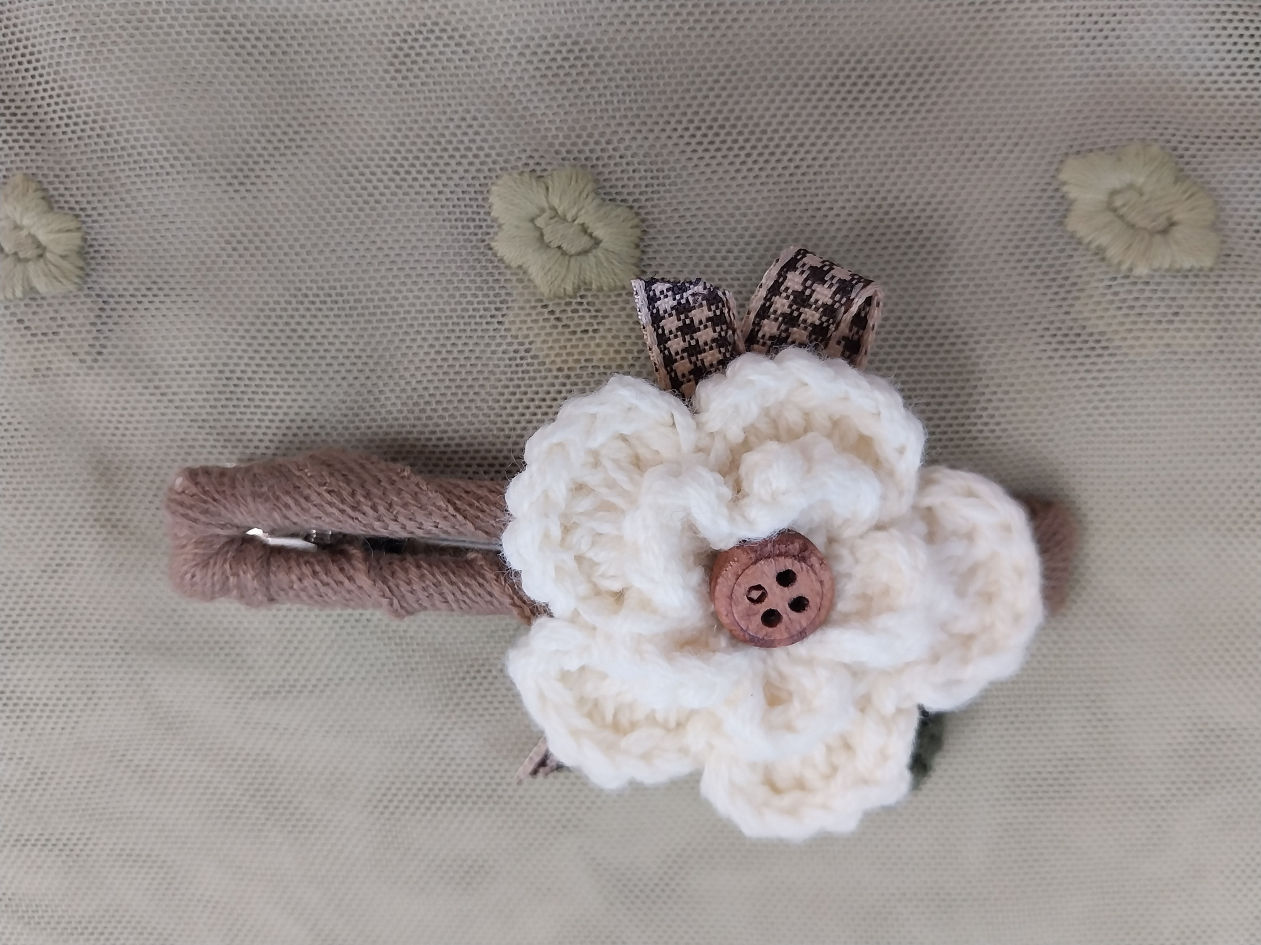 Miss Rose Sister Violet Garden Hairclip - Winter White