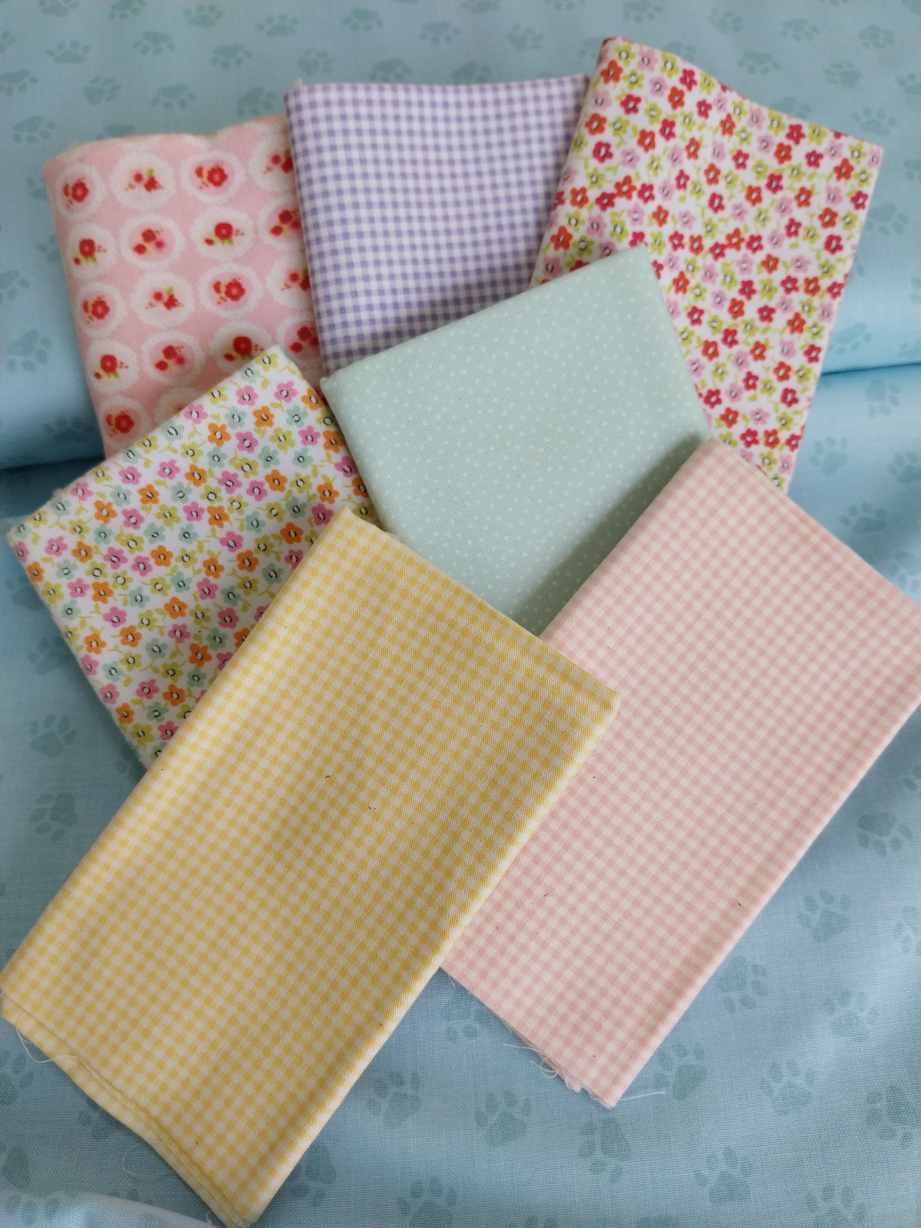 Pretties Fat Quarter Bundle (7 Fabrics)
