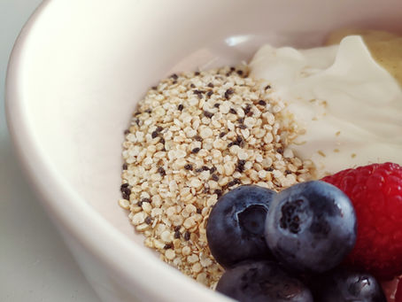 Kvinojini kosmiči, grški jogurt in sadje (8m)