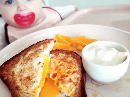Jajčka v toastu, paprika in grški jogurt (8m)